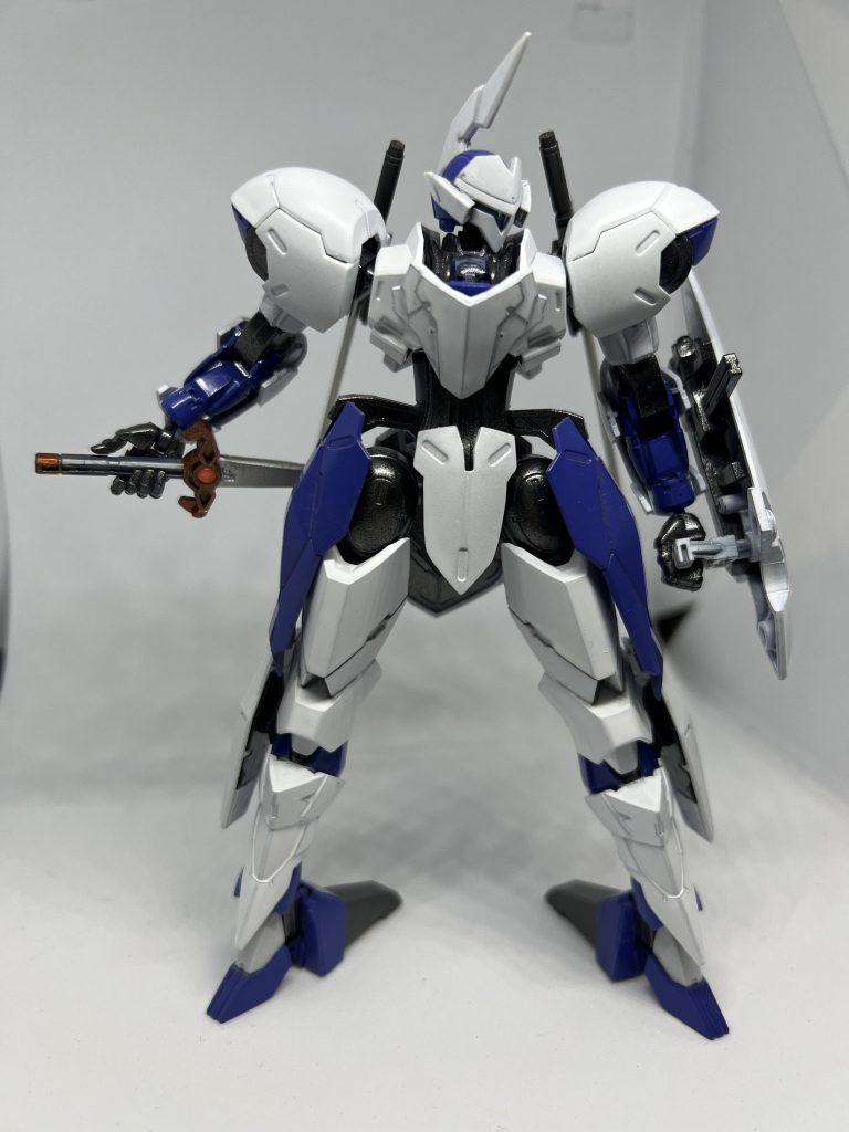 フロント基本はミカエリスで腕部、胸部と脚部、臀部の装甲、メイン武器、盾にスピナティオを使用しました。カラーは全てスプレーでマットホワイト、ブルーバイオレット、メタリックグレイを使用しています。腰には両サイドから穴を開けて元々の武装のアームをぶっ込み、サイドアーマーにしてみました。ハンドパーツはMSGの丸指ハンドネオを使用しています。