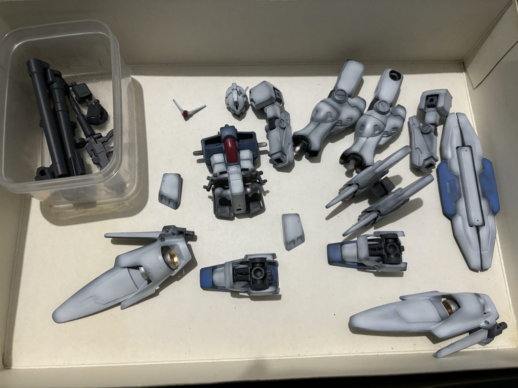 カラー下地 メカサフヘヴィ+黒サフ少量白 MSホワイト赤 モンザレッド青 MSライトブルー関節 メカサフヘヴィスナップフィットで意外と組めましたが、旧キットなので塗り分けなどHGとは違う部分もありましたが個人的に満足度が高かったです。ご覧頂きありがとうございました!