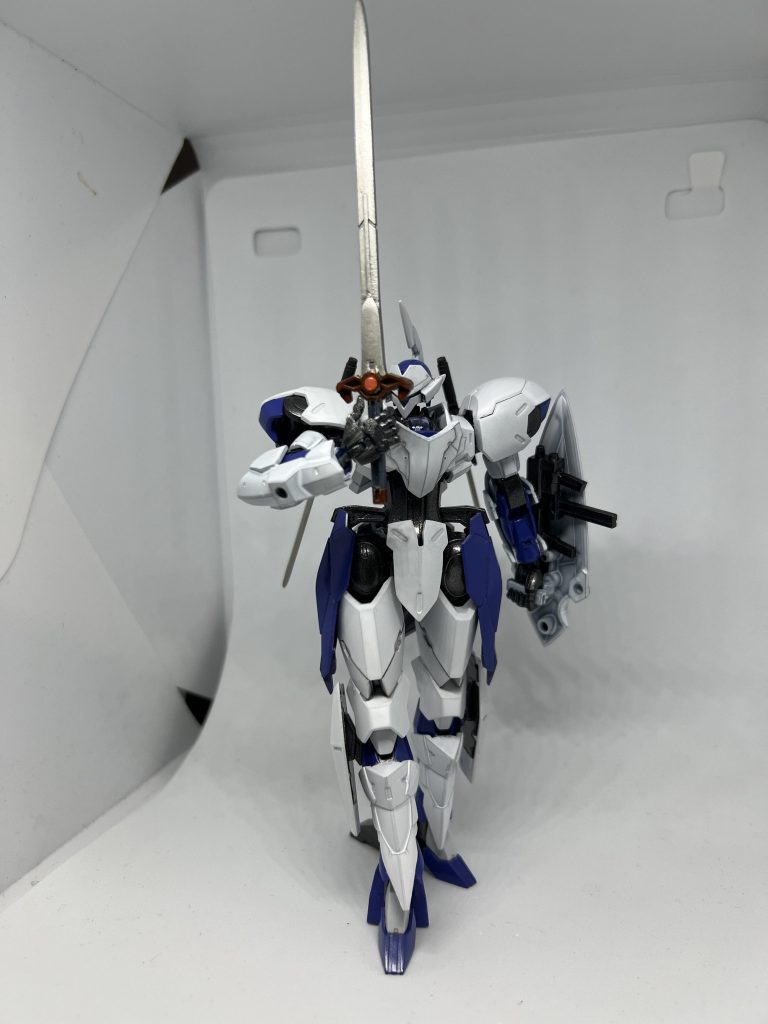 メイン「ロングソード」騎士に見合う武器としてスピナティオの剣を頂戴しました。そのままだと長すぎるため、真ん中の細くなっているところを切り取って縮め、プラ板で両面を蓋するように接着しています。また中心部にはピンクのクリアパーツで装飾をしてみました。盾を使った時やここぞという時に使うことを想定しているため、本編みたいにその隙を狙撃されて負けそう。