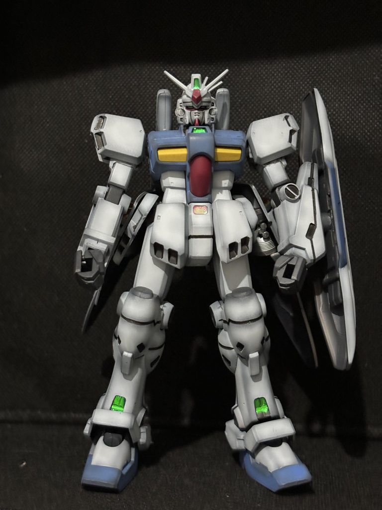 いつものように黒立ち上げで塗装しました。あえて黒を多めに残しています。ちなみに顔の塗装が1番大変でした、、、。緑のセンサー部分は塗装ではなく100均のフィルムテープを貼ってみましたが程よく反射していて結構ありですね!