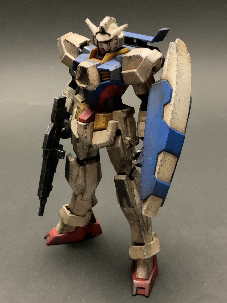 肩、首以外の関節は固定されているキットですが立ち姿プロポーションがとても良く、部分塗装ウェザリングで仕上げました♨️手首のみビルドハンズに変更しています👊色分け具合はEGガンダムを彷彿とさせます。このキット、EGの先祖なのかもしれませんね👴