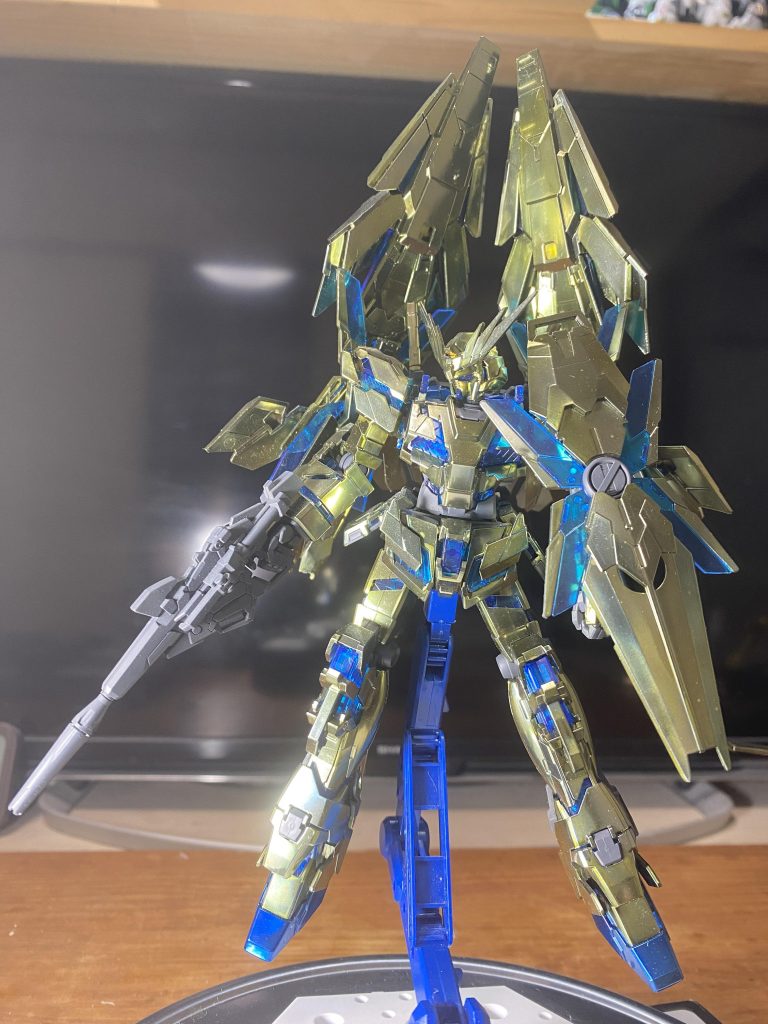 光を当てて完成する作品です。