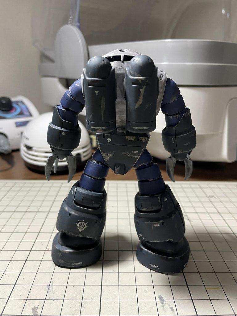 後ろ姿新規スジボリ＆モールドは少なめ。デカールも少なめです。目立つ合せ目は段落ち処理で