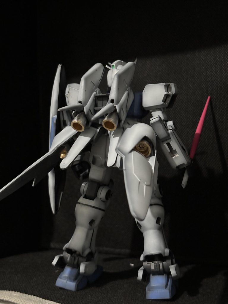 バーニア部分はシルバーで中身をゴールドにして少しおしゃれにしました!足付近によくある黒い?部分はリアルタッチマーカーで塗ってみました。こっちの方が気軽にできて良かったです。