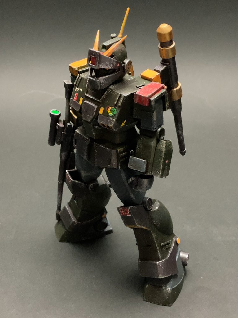 ガンダムタイプという事で隊長機っぽくなるよう増加装甲を足し、バックパックにビームサーベルと大型シュツルムファウストを配して特別感を演出してみました。