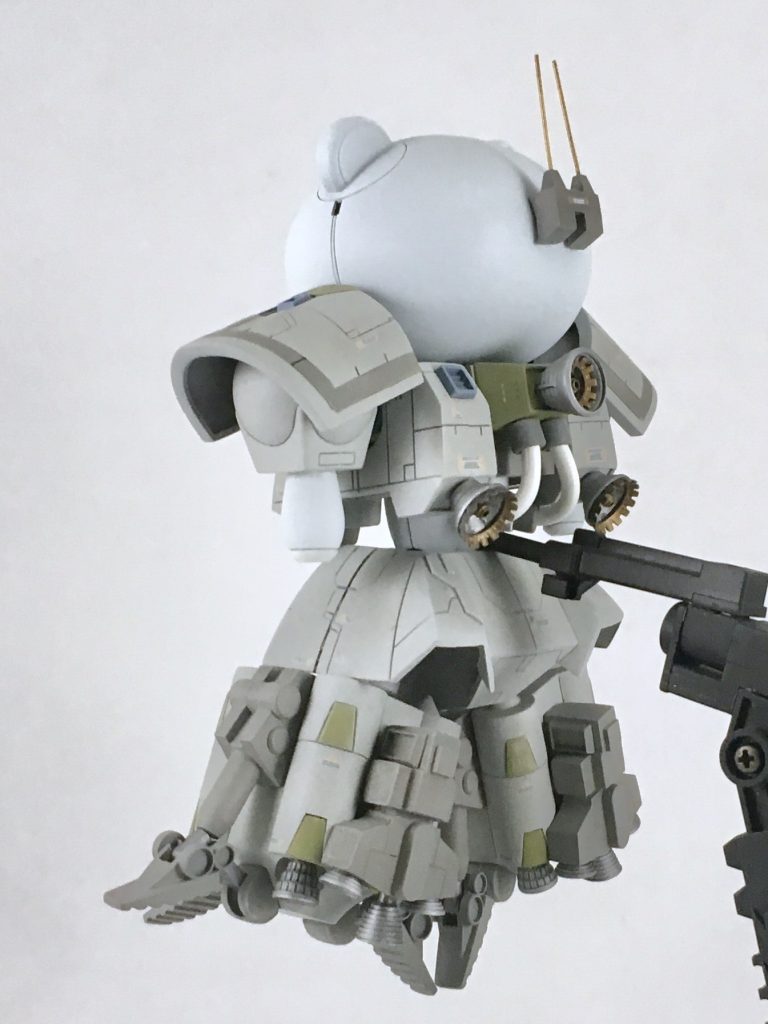 脚の長さを詰めて、脚後部のエンジンをポリパテで複製しました。