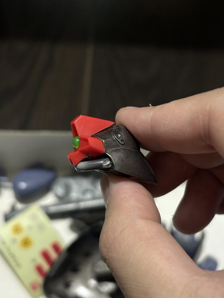 ちょっとした事件というか、仮組の時にあったはずの顔の動力パイプが行方不明になってしまいました....。そこまで目立たない場所ですが、ぽっかり穴が空いてるのもあれなのでランナーを無理やり曲げて差し込んでみました笑