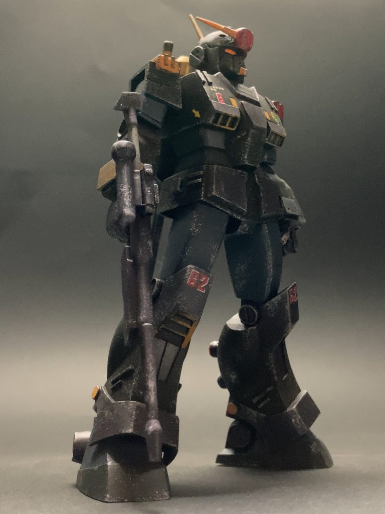 以前作ったジムスナイパーカスタムと同じ作り方で、モモの付け根と足首付き位置のみ固定接着。脚の角度と設置を決めるだけで抜群にプロポーションの良いキットです✨️