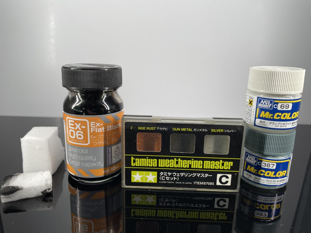 フェイズシフトダウンの色はMr.カラーのグランプリホワイト、グレー、ブルーグレー、ミッドナイトブルーを使いました。ウェザリングはメラニンスポンジに黒を一滴垂らして擦ったりトントンしました。