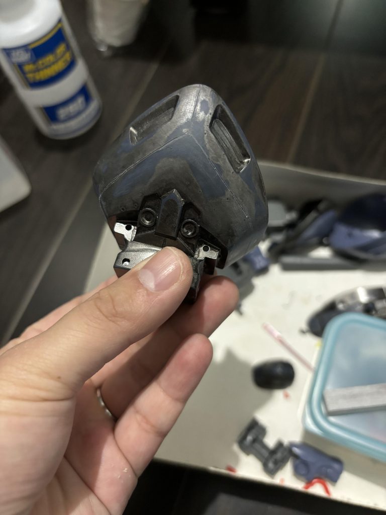 ドム系は面積が広い部品が多いのでせっかくだからモールドを掘ってみました。モールドのデザインってなかなか難しいですね...