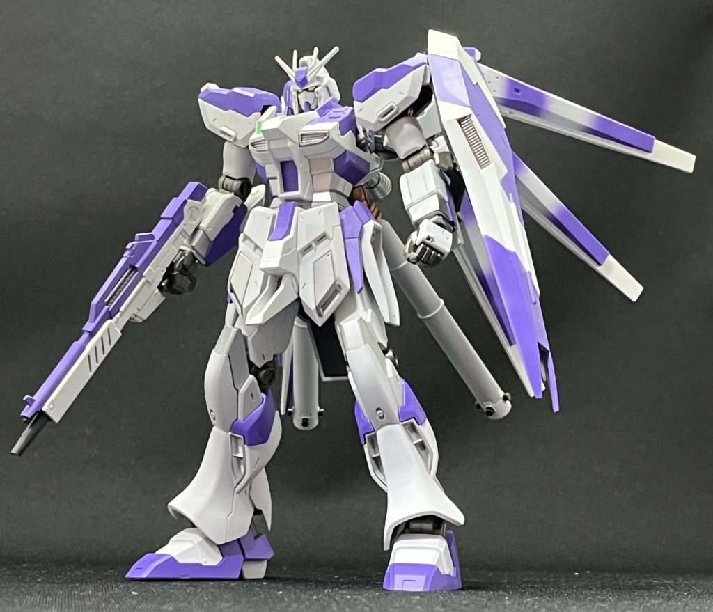 ライフルはνガンダムの物を拝借しております。ファンネルのグラデーションはMGHi-νガンダムの影響です。青色ではなく紫色にする事で雰囲気を変えています。