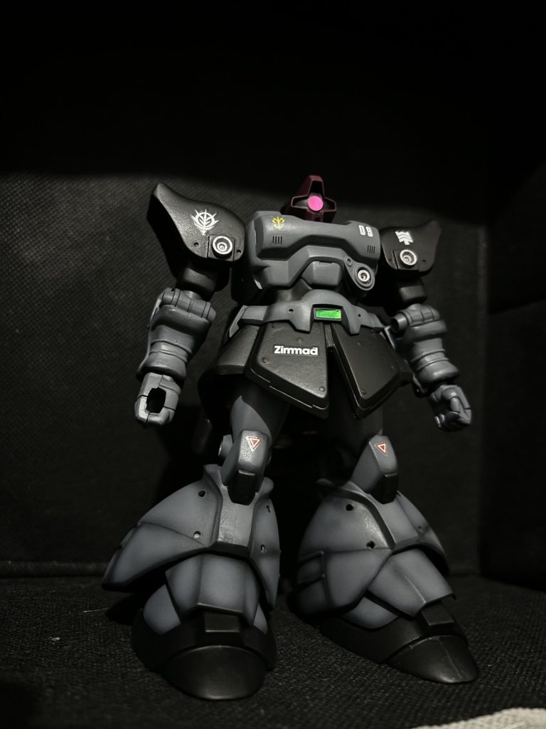 基本的にはカラーリング変更のみです!紫系ではなくグレーにする事でシックなカラーリングをイメージしました。また、グレー部分はいつものようにグラデーションっぽくしています!気持ちだけモールド追加・モノアイはあえてホイルシールにしました。