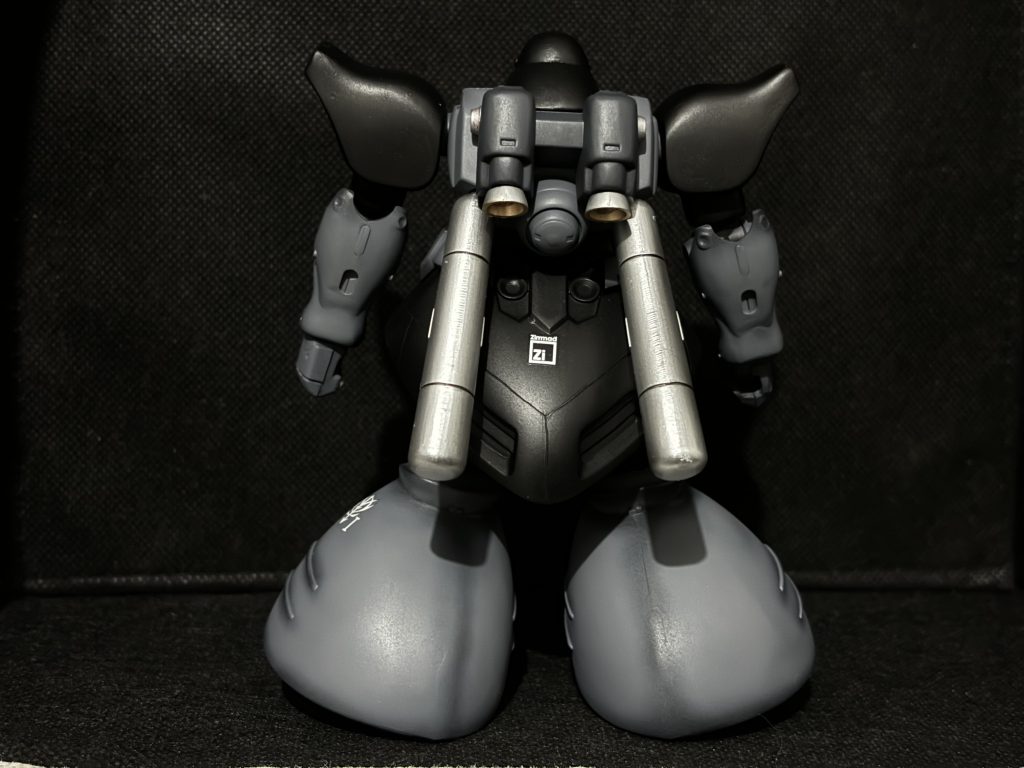 バーニア関係はシルバーで中をゴールドに塗装しています。ツィマッド社のデカールがあったので適当に貼り付けてまました!