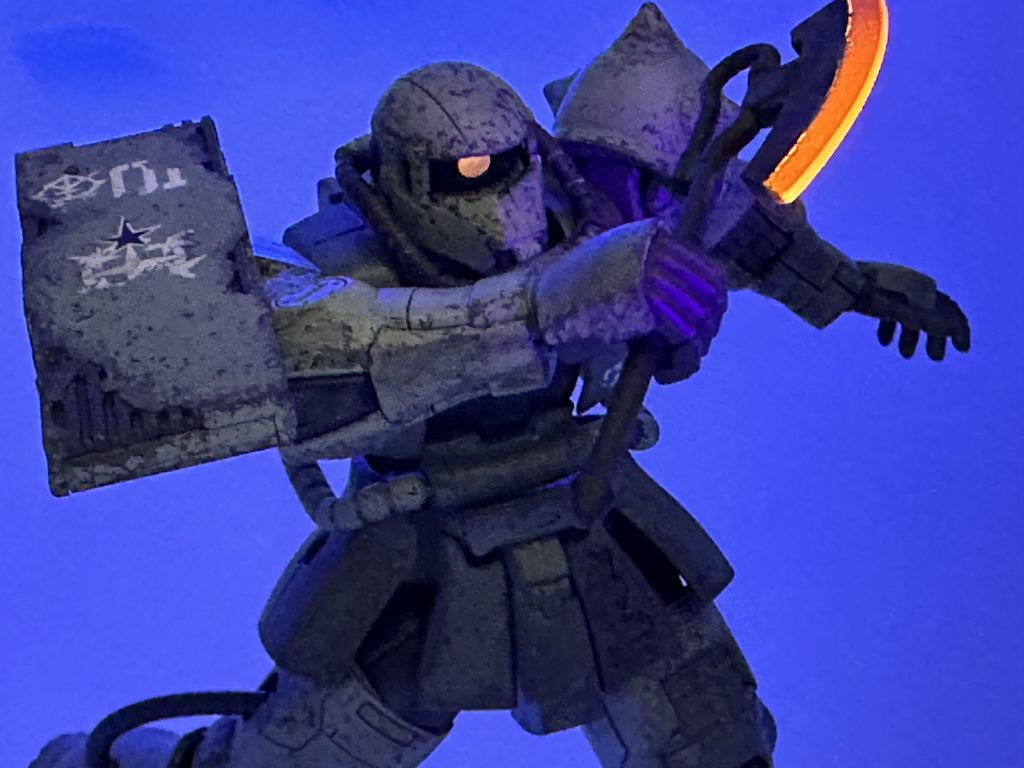 モノアイとヒートホークは蛍光色で塗装したのでブラックライトで光ります！