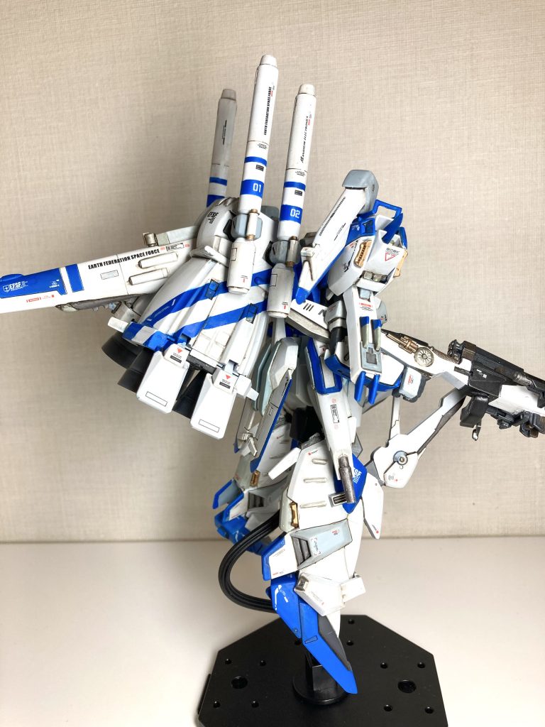 もともと、そんなに好きなデザインではなかったのですが、Hi-νガンダムカラーで塗装したらカッコいいのでは?と思い付き、試してみたら👍でした。RGのHi-νガンダム用のデカールも良い感じ。