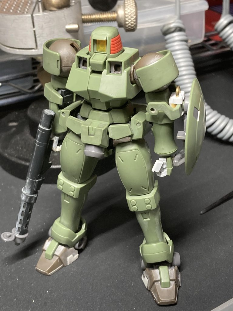 シールドの懸架を肘マウントにしてネオジム接続に変更しました。ほとんどわからないディテールアップを少々。あ、ワタシ、今風のスジボリは殆んどやりません。