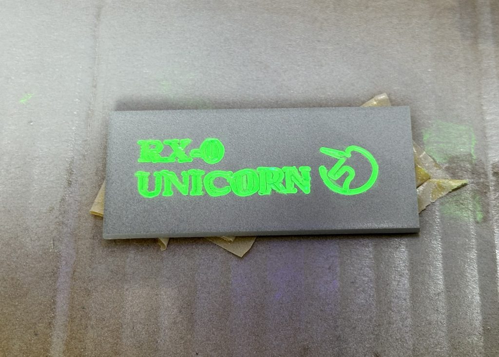 スタンドに設置した自作プレートがこちらです。文字は蛍光グリーンを使ったのでブラックライトで光ります。