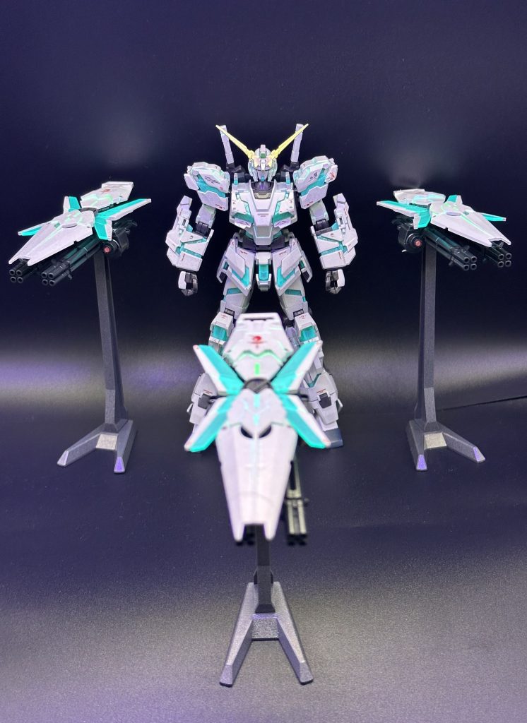 やはりこの状態のユニコーンといえばシールドファンネルです。ビームガトリングのセンサー部は、2.2mmのHアイズ(レンズパーツ)に、蛍光ピンクで塗装、裏面にシルバーのテープを貼り、ユニコーンと同じくブラックライトで光るように調整してます。