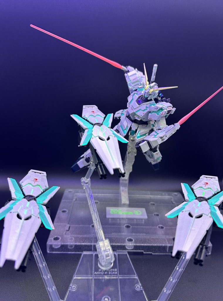 ビームサーベルも蛍光ピンクで塗装しました。シールドファンネルは魂ステージを使った方が、表情をつけられていいと思いました。