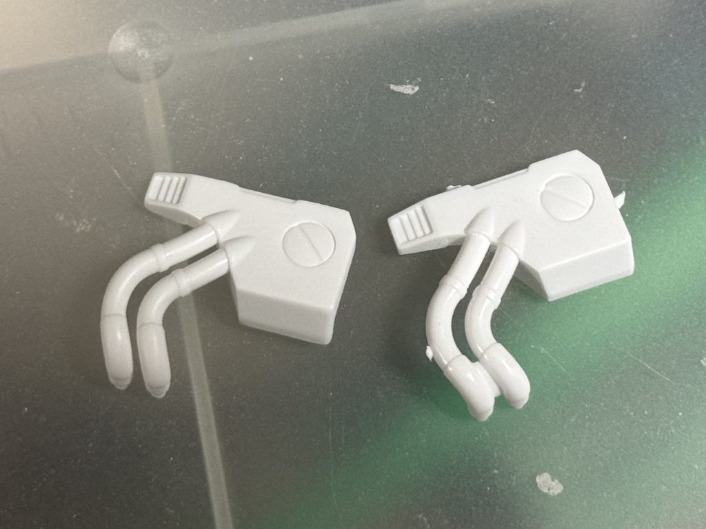 組んだらほぼ見えない箇所ですが切断