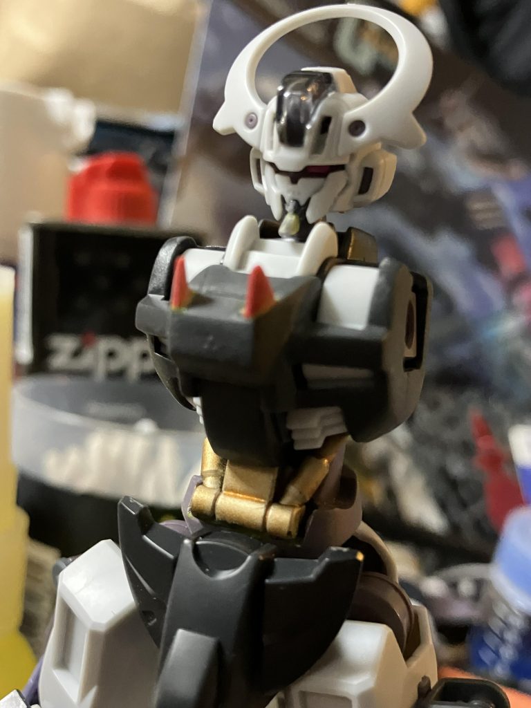 口元を尖らせたり、胴体に角をつけてみたりとかしてヴィラン感を出してみたのと、阿頼耶識積ませようって発想になってガンダムフレームのパーツを一部切ってつけてみました。個人的にはあり!でした笑