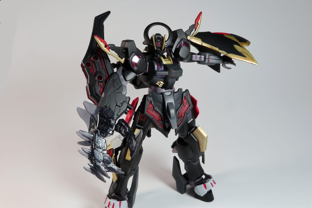 マントをたなびかせるライン・シュバルゼッテ君名前はスパ◯ボでお馴染みの白銀騎士さんから。由来不明の生物感のあるパーツで改修されている雰囲気が似ていると思い名前をもらいました。