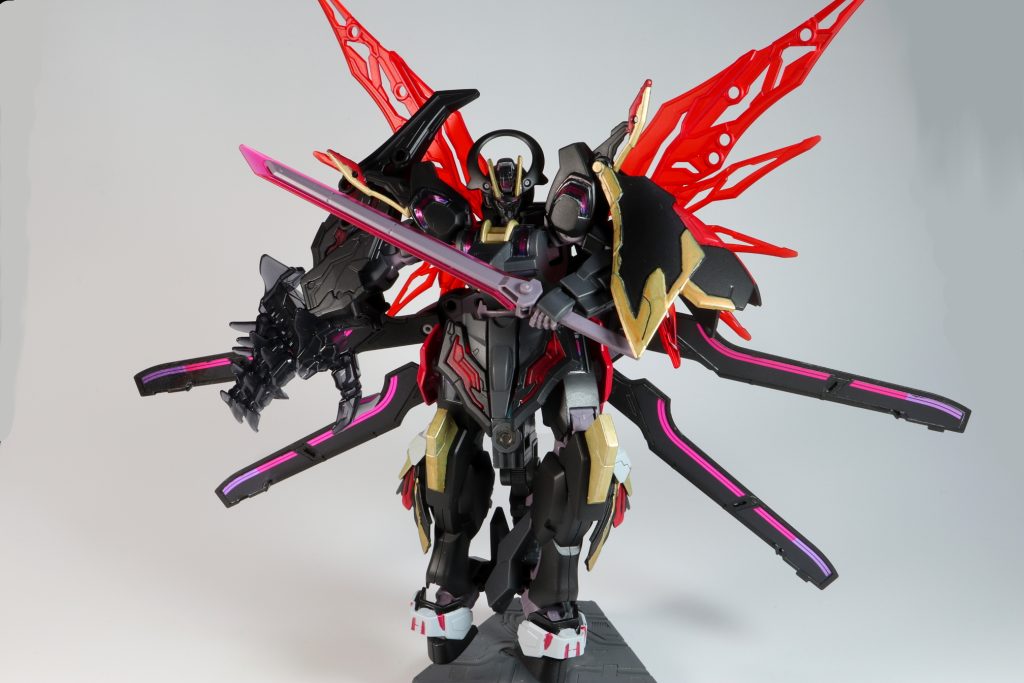 ガーディアン・マリオットとウィングを展開するの図背部の羽の様なウィングは解析不能な謎の構造物で出来ており、なぜ推進力を発生させるかも不明なのでした。