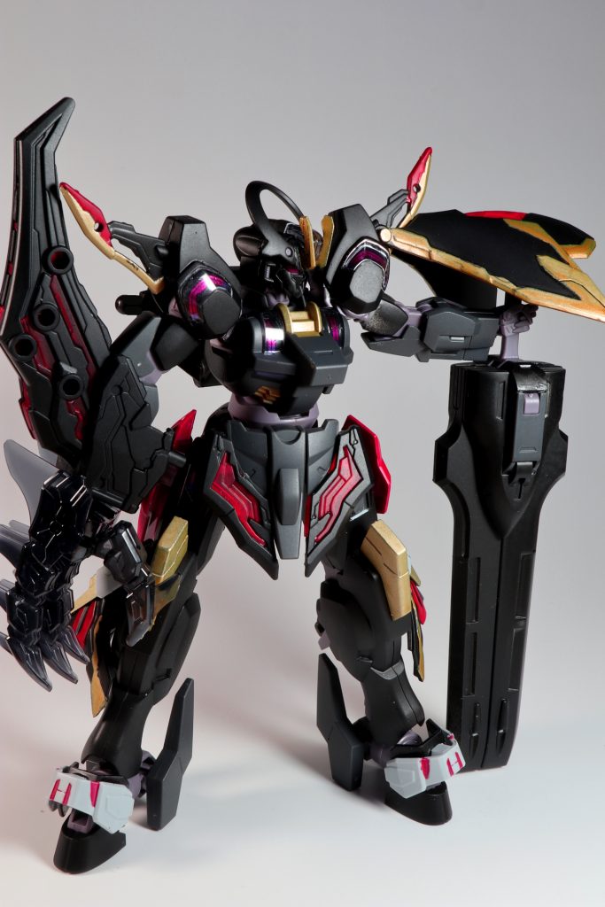 ガーディアンを携え佇むの図GUNDフォーマットは勿論、人間の可聴域を超えた音波による遠隔制御も可能となっており、パイロットの負担を軽減しながらオールレンジ攻撃が可能なのです