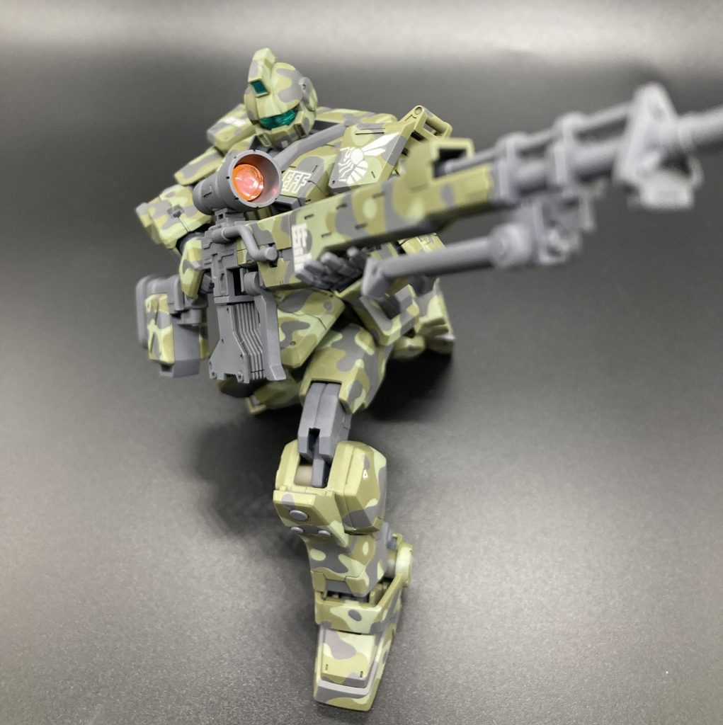 加工は、裏側にシルバーのラピーテープを貼り付けたHアイズをライフルのスコープレンズに置き換えたのみです。