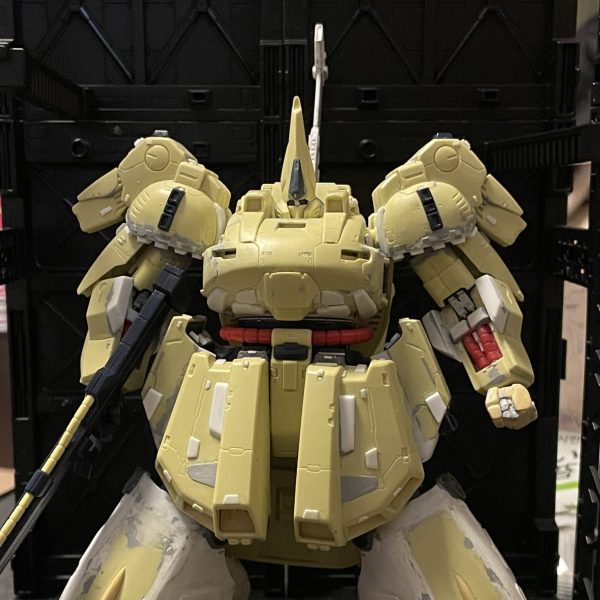 HGUC ジ・オ作成中。9/10から始めたので、そろそろ3ヶ月目突入。プラモの対比が設定より小さいと知った時から、大幅改修が始まりました。昨日は、頭だけど小さいままだったので、少し大きく。顎もパテで大きくなりました。握り拳をパテで作ったり、背中のアンテナを紛失したので、プラ板で大きく自作しました。まだまだ完成は遠そうです。（1枚目）