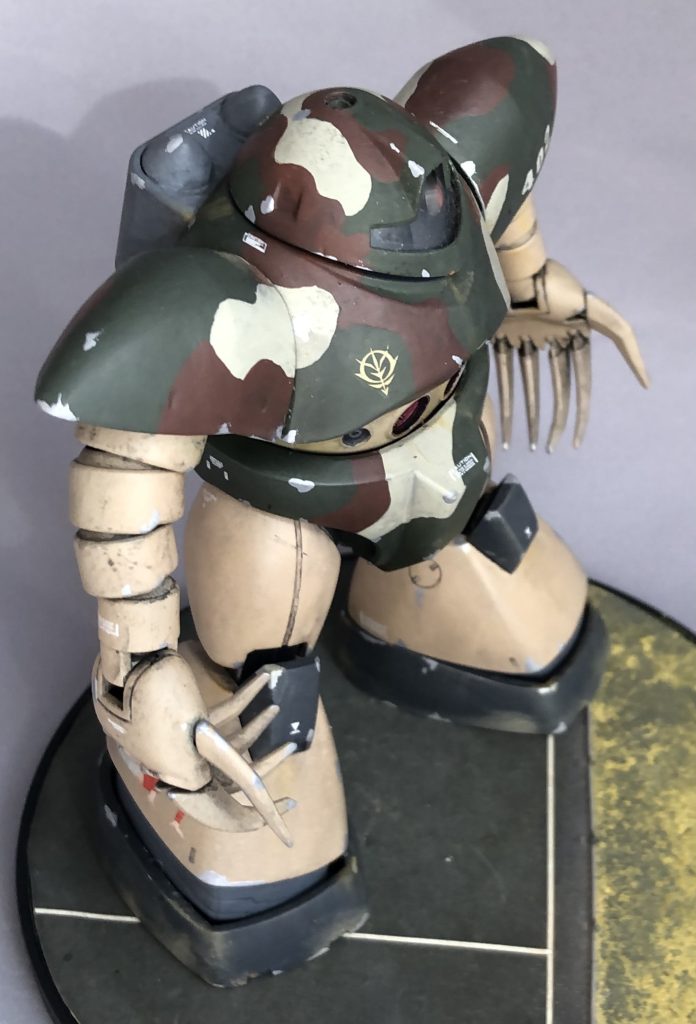 ディテールアップ以外にも分解中に股関節が折れたりするお約束が発生しましたが、HGUCゴッグさんの仕様のようなものなので気にせず軸打ち補強して復旧しました。迷彩施工後は、追加デカール、追加ウォッシング、追加チッピング、追加ウェザリングを施しました。