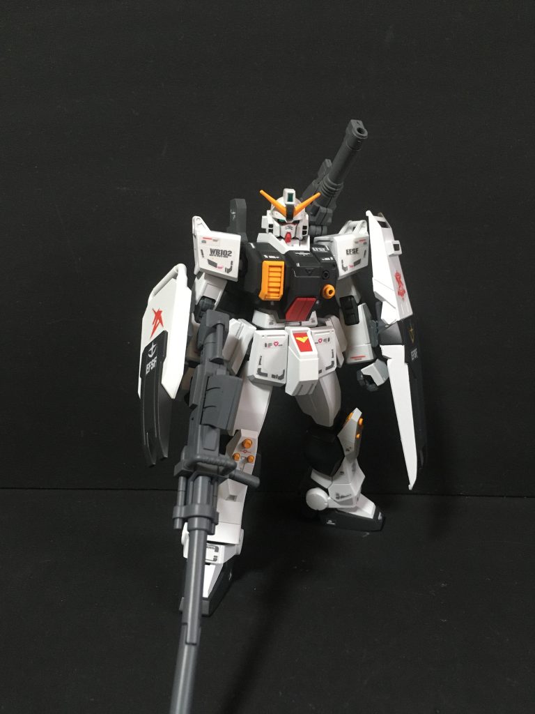 左腕のシールドはガンダム４号機用を使用して、陸戦用シールドは右腕に装備させています。　陸戦タイプということで、オリジン用のキャノンも装備させました。