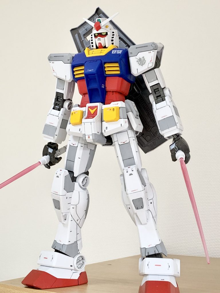 装甲のグレーは部分塗装しております。マスキングは大変かと思いきや、さすが1/48サイズなので、貼りやすかったです。