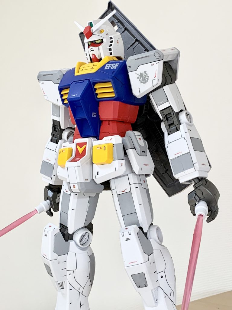 シールドを背中に背負い両手にビームサーベルという構図が好きなのですが、ビームサーベルをこの角度で持てるキットがなかなか無いんですよね。