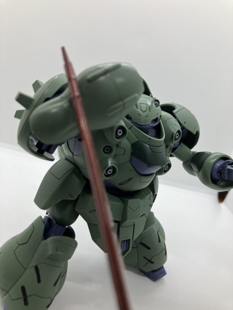 「お前楽しんでるだろ!?人殺しをよ!」のシーンバルバトスの太刀は昔、血塗れの塗装にしたので赤いですこの前腕の装甲が武器のグリップと干渉してハンマー構え直すのに苦労しました