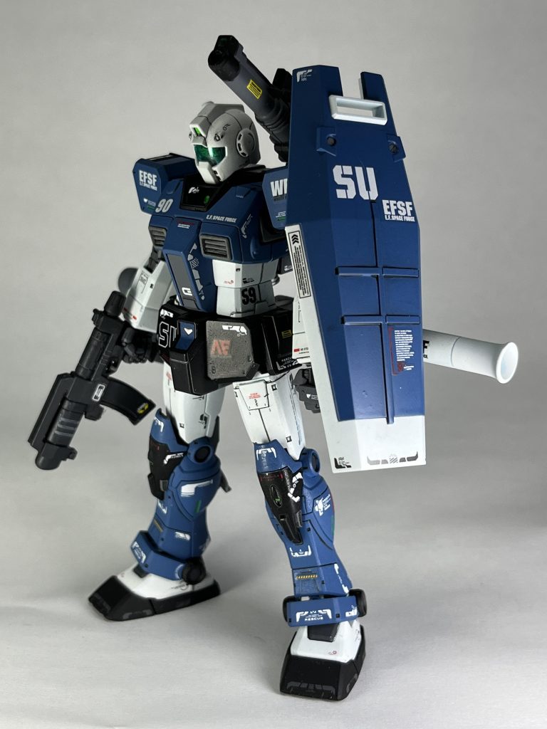 メインカラーをモデルカステンから発売された東雲ブルーに、また昔から好きだったジムキャノンの配色パターンを参考に全塗装しました。緑がかったジムの色がしっくりと来てなかったので白い部分はいつものようにサフホワイトで。良い白なんですよね。