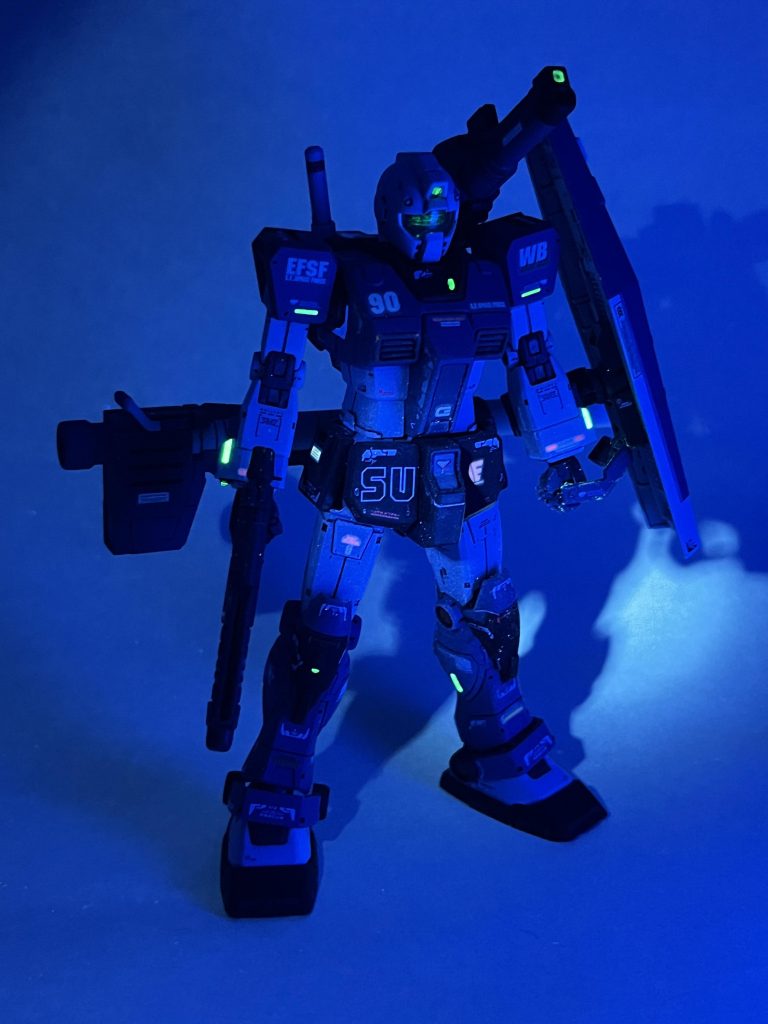 一部、蛍光グリーンで塗装しているためUVライトで光ります。