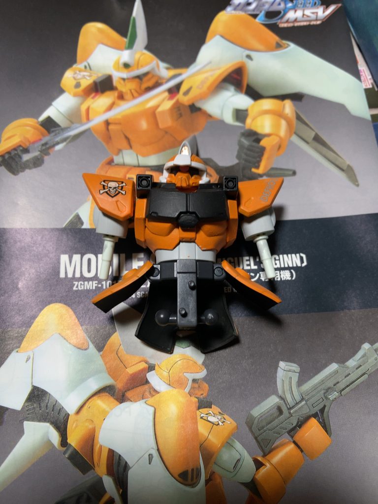 ハイマニューバでは肩に増加装甲があるので隠れて見辛いですがパーソナルマークと【DEFRÖCK】マーキングがあります装甲裏は多分見えないだろうけど黒で塗り少しでもリアリティが出る様に…