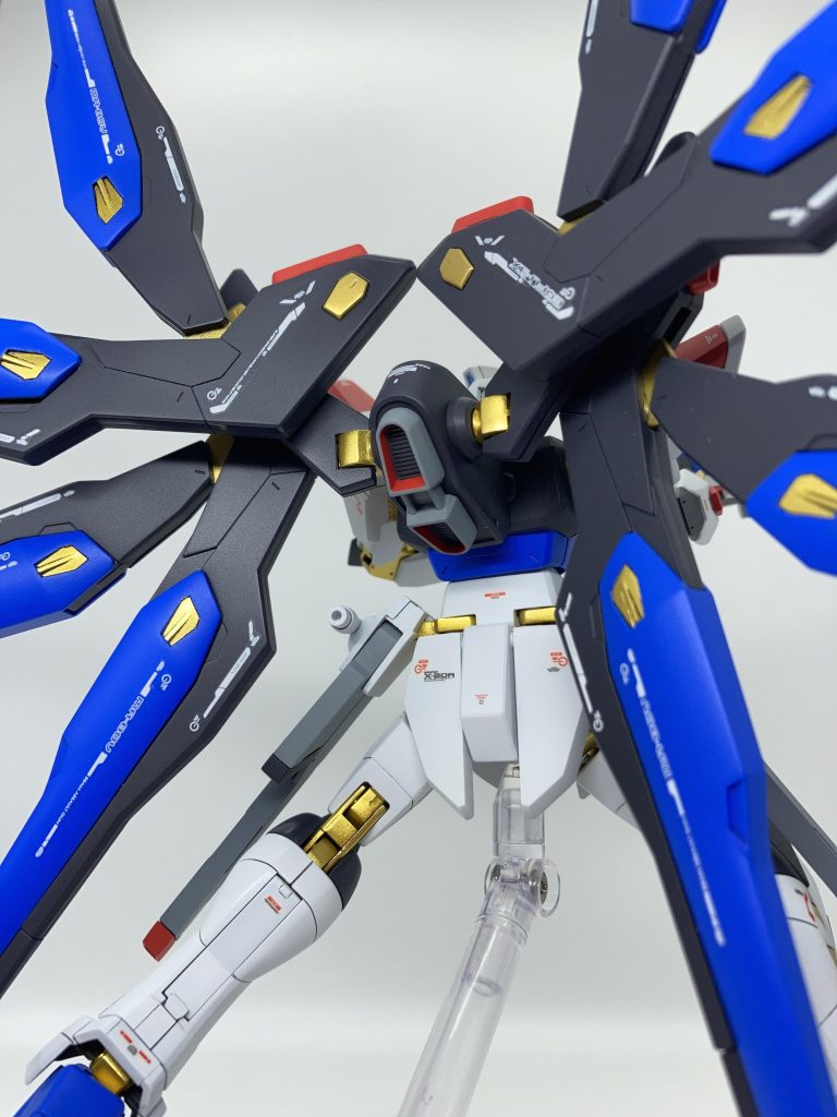 スラスターの塗り分けもきちんとしています。デカールはRGストフリ用とハイキューパーツの物を使用しました。