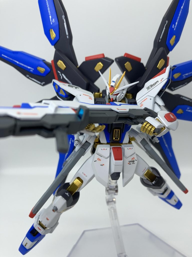 素組みキットはあまり好きではなかったので、メタルロボット魂を参考にしつつ、頭部、腹部ビーム砲、フロントアーマー太もも、膝周り、足の甲、靴まわりを好みの形状に変更しました。