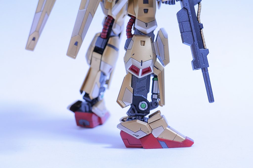 百式特有の、剥き出しの脛と足首も細かく塗り分けてみました。