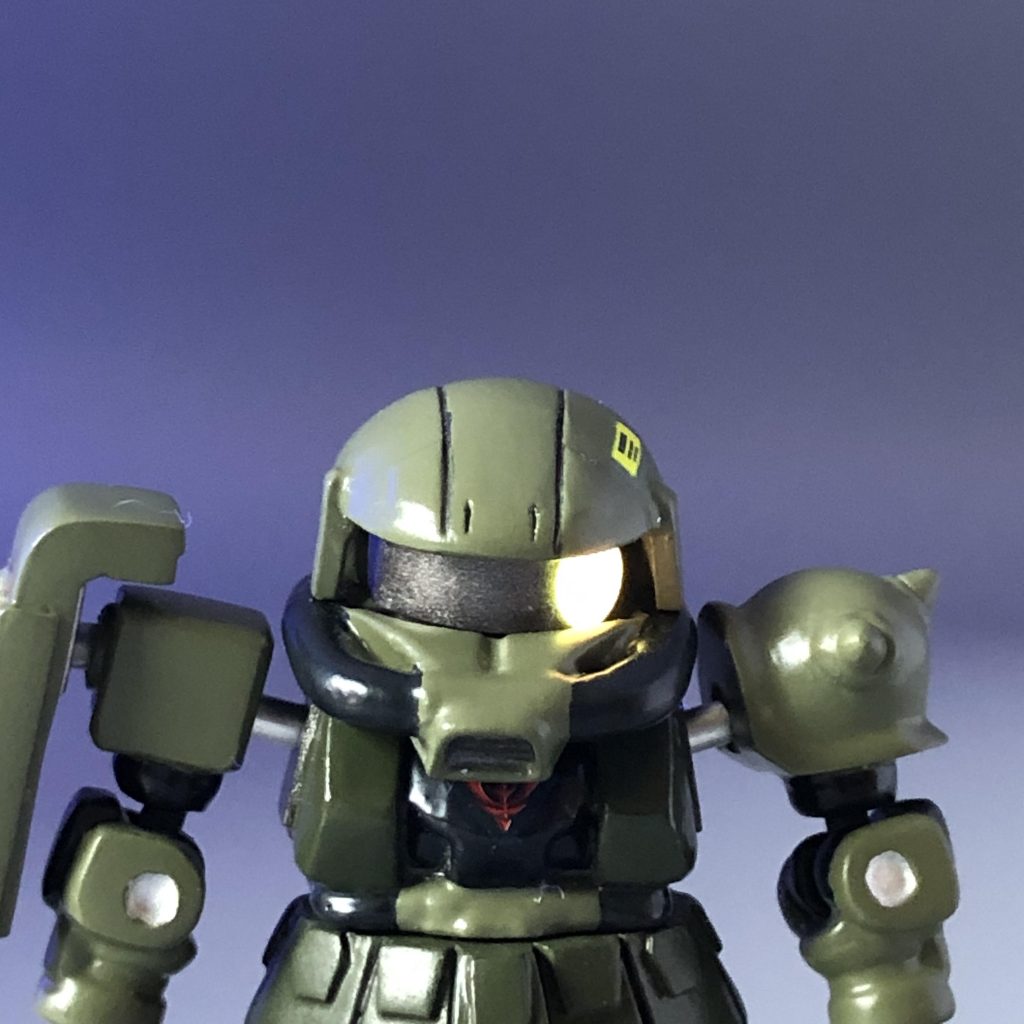 モノアイは可動、UVライトで光ります。