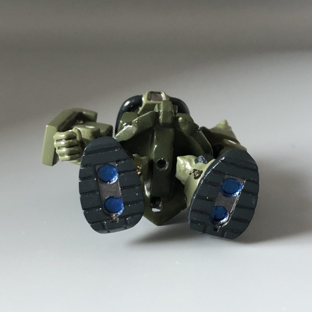 足の裏もプラ板で、それらしく。