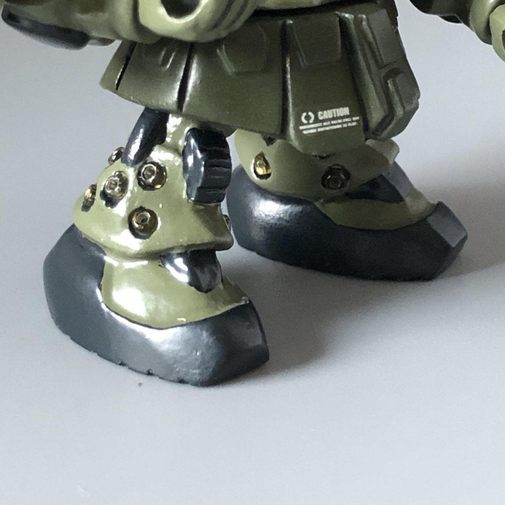 サンダーボルトのモビルスーツに多いのですが、一番苦労したバーニア。結局、穴を開けてビーズを埋め込んでいます。