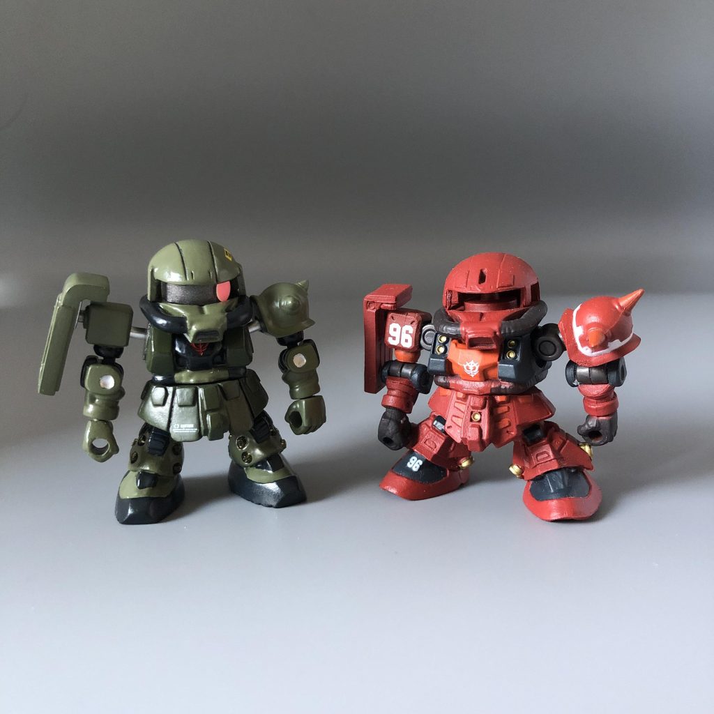 素のサイコザク（右）と並べて、少し身長が大きくなりました。