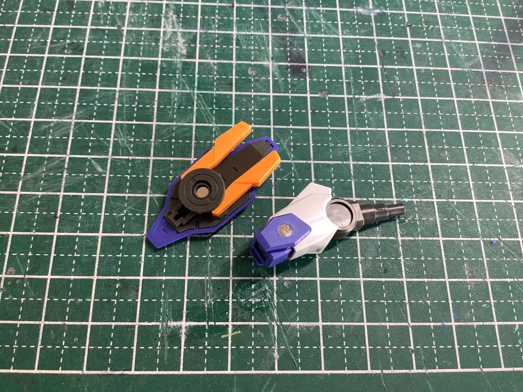 腕部は軸を切ってそこに3mm穴を空けて磁石を埋めてます。その後上にプラ板を貼ってカバーしています。