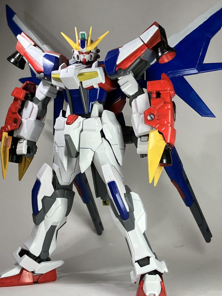 スターバーニングを意識したトリコロールカラーにしており、レイジ専用機=格闘主体機のコンセプトを定めて作成しました。