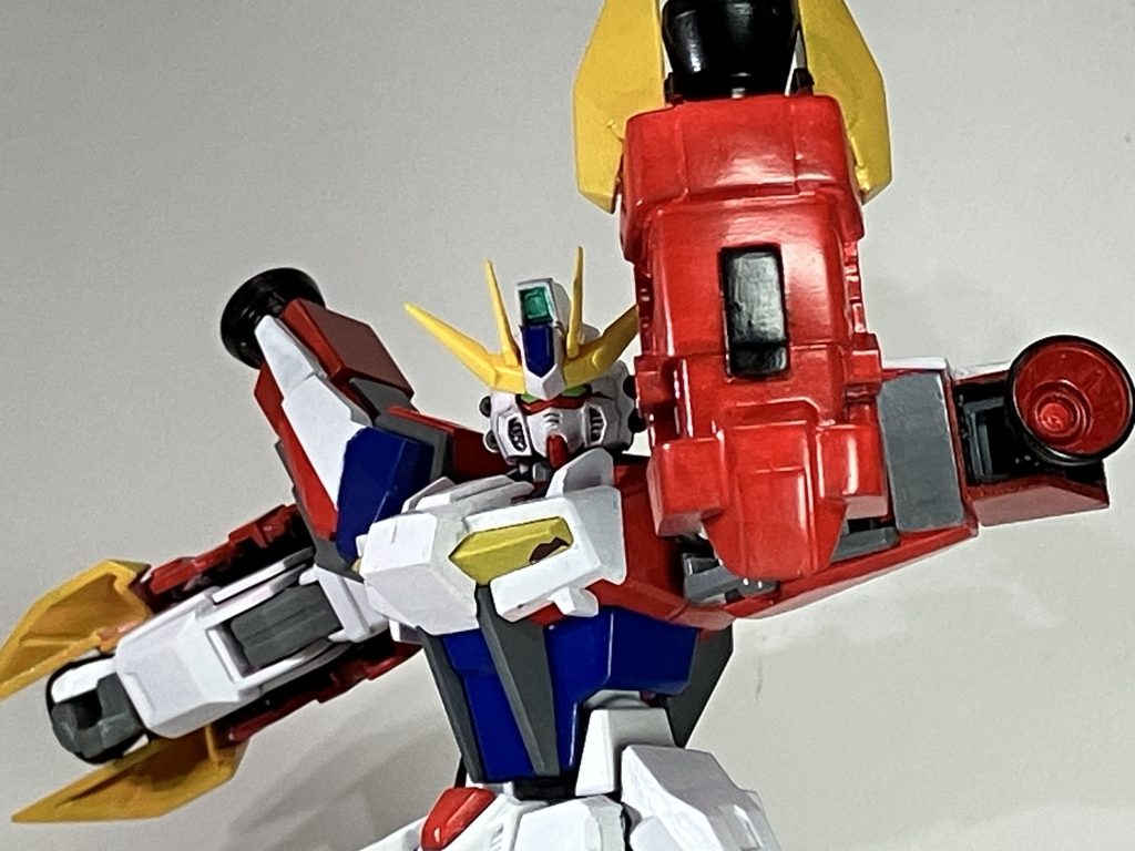 追加装備としてで両腕部に手甲武装レイジングガントレットを装着。シールドと武装爪、ブースターユニットの複合武装という想定です。また肩に追加バーニアを装着しており、ガントレットと合わせて小回りの効く機体制御を行っています。
