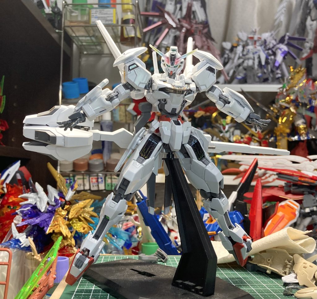 判りにくいけど、パネルでトーンを変えたホワイトを塗ってるで〜オフホワイトとホワイトにグレーをごく少量混ぜた色で表現してんで〜