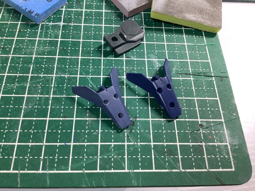 脛パーツは丸くなっていたので、角を際立たせるべく必死にヤスリかけしました😂